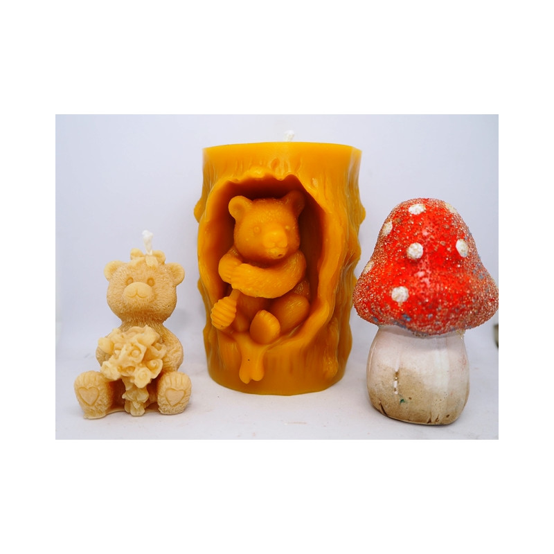 Medveď maškrtník - sviečka včelí vosk - rozmer 85 x 65 mm, váha 220 g + darček Medveď maškrtník - sviečka včelí vosk - rozmer 85 x 65 mm, váha 220 g + darček
