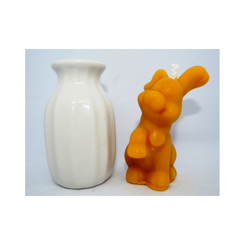 Psík  - sviečka - včelí vosk - rozmer 70 x 40 x 40 mm, váha 35 g + darček vázička