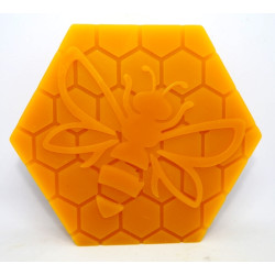 Včielka na plaste symbolická - včelí vosk - rozmer 100 x95 x 20 mm, váha 110 g