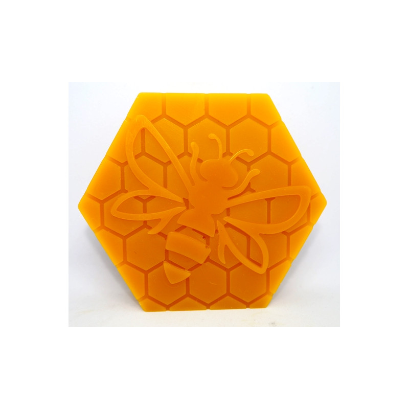 Včielka na plaste symbolická - včelí vosk - rozmer 100 x95 x 20 mm, váha 110 g Včielka na plaste symbolická - včelí vosk - rozmer 100 x95 x 20 mm, váha 110 g