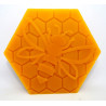 Včielka na plaste symbolická - včelí vosk - rozmer 100 x95 x 20 mm, váha 110 g