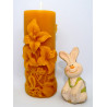 Sviečka valec s kvetinou - včelí vosk - rozmer 100 x 40 mm, váha 110 g + darček