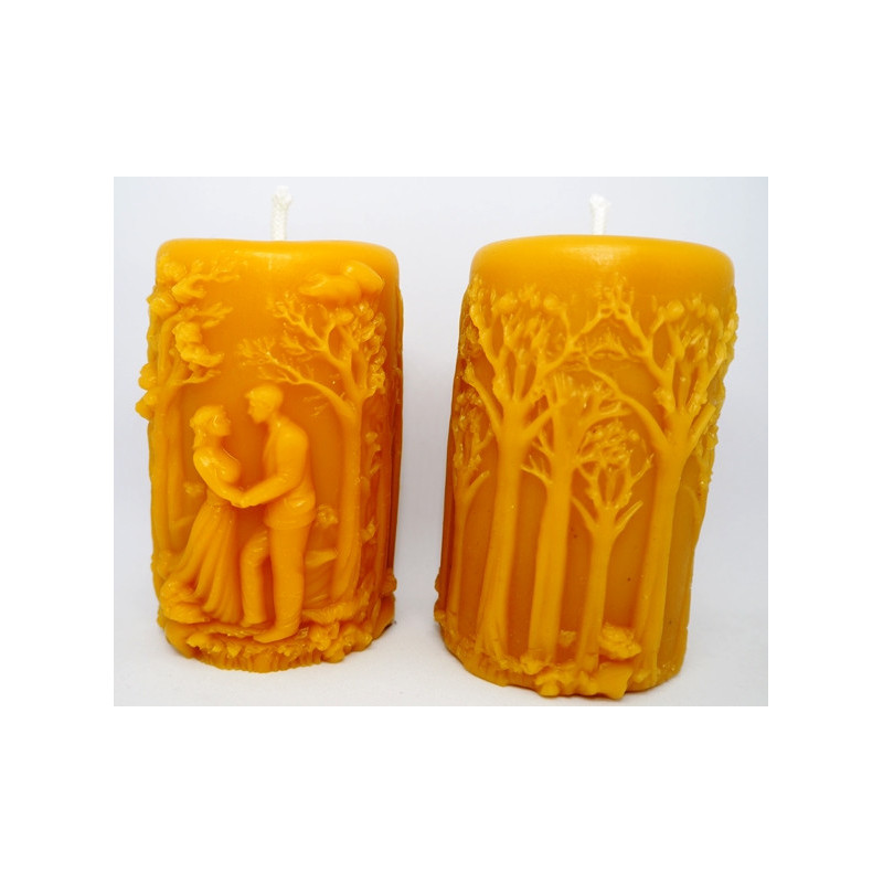 Zaľúbený párik v lesnom zátiší - sviečka - včelí vosk - rozmer 85 x 50 mm , váha 150 g, forma na sviečku 17 €