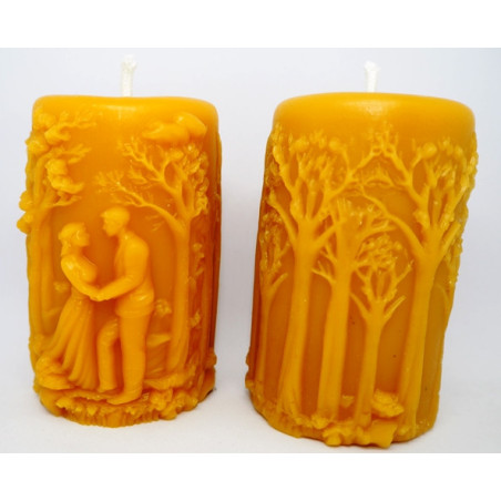 Zaľúbený párik v lesnom zátiší - sviečka - včelí vosk - rozmer 85 x 50 mm , váha 150 g, forma na sviečku 17 €