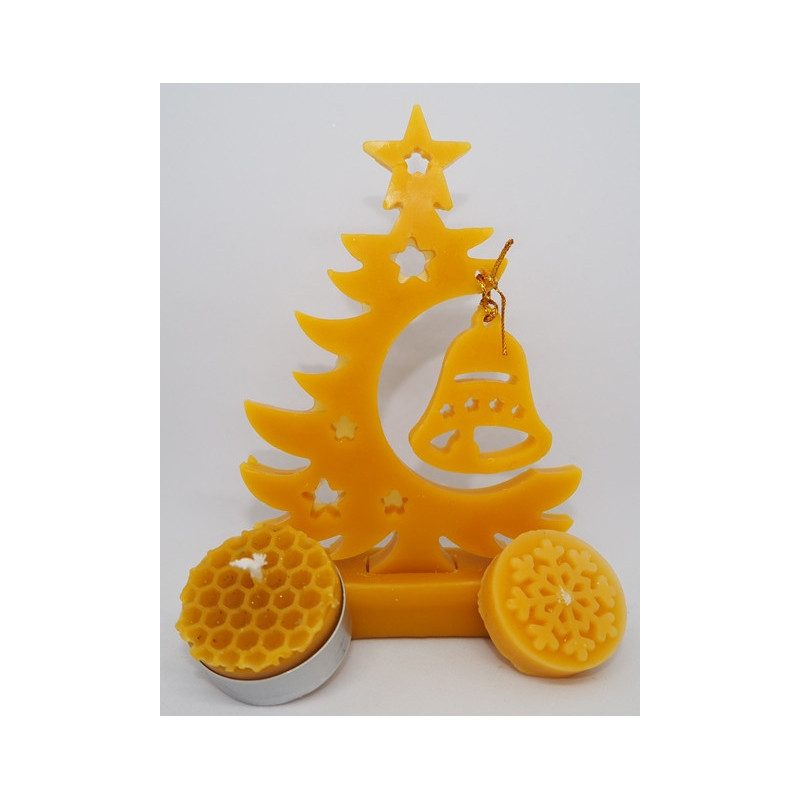 Vianočný stromček so zaveseným zvončekom - včelí vosk - rozmer 140 x 110 x 20 mm, váha 50 g + 2 čajové sviečky grátis