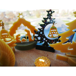 Vianočný stromček so zvončekom - včelí vosk ozdobený - dekorácia vhodná na prestretý Vianočný stôl