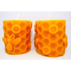 Sviečka s dvomi včielkami na plaste.včelí vosk - rozmer 60 x 50 mm, váha 110 g, forma 14 €