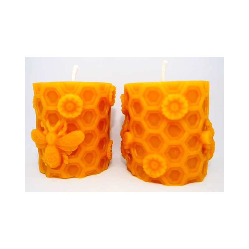 Sviečka s dvomi včielkami na plaste.včelí vosk - rozmer 60 x 50 mm, váha 110 g, forma 14 €