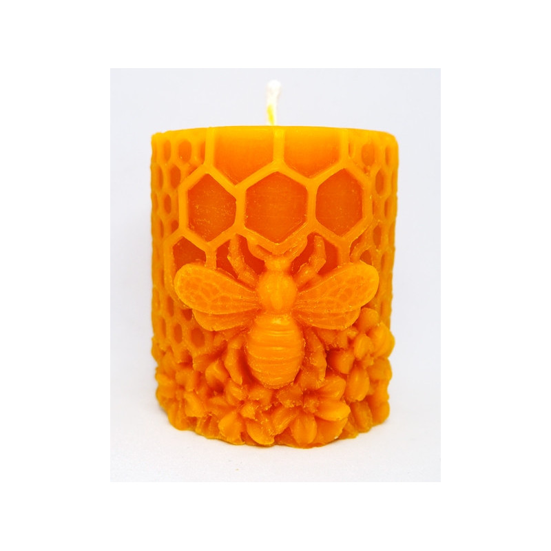 Včielka na kvetinkách - sviečka včelí vosk, rozmer 60 x 50 mm, váha 100 g. forma 15 €