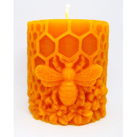 Včielka na kvetinkách - sviečka včelí vosk, rozmer 60 x 50 mm, váha 100 g. forma 15 €