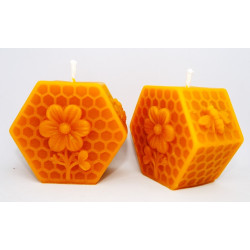 Sviečka šesťhran s kvetinkou a včielkami so vzorom plastu, rozmer 65 x55 mm, váha 100 g, forma 16 €