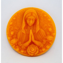 Panna Mária modliaca s ružou - plaketa - včelí vosk, rozmer 80 x 80 mm, váha 26 g, forma 6 €