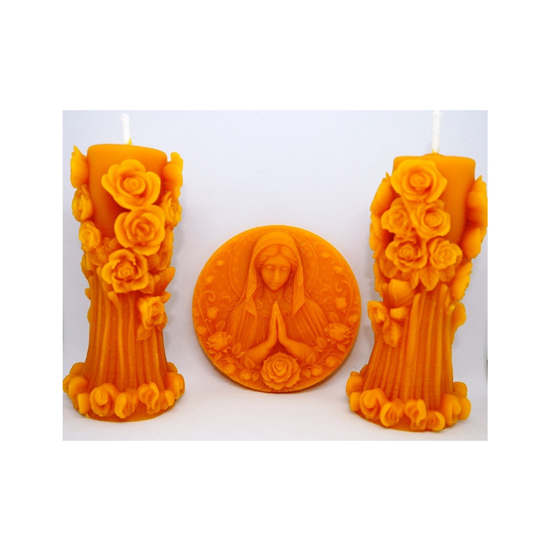 Panna Mária modliaca s ružou  + 2 ks Sviečky s ružičkami
