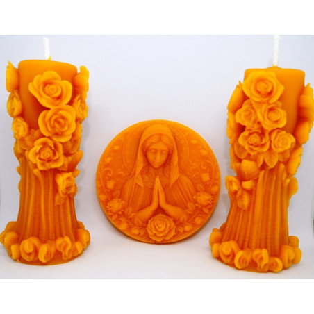 Panna Mária modliaca s ružou  + 2 ks Sviečky s ružičkami
