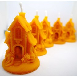 Domček s Mikulášom . sviečka - včelí vosk - rozmer 80 x 55 mm, váha 50 g, forma 16 €