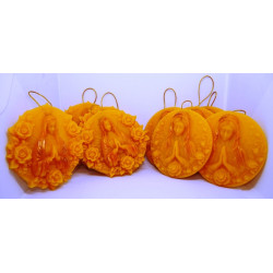 Panna Mária modliac sa vhodný darček pre priateľov  - 10 ks plaketa - včelí vosk, rozmer 80 x 80 mm, váha 30 g, forma 6 €