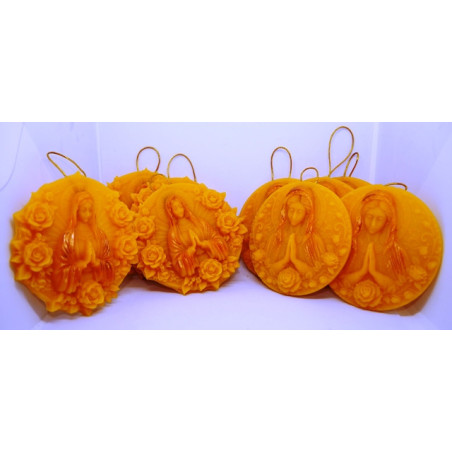 Panna Mária modliac sa vhodný darček pre priateľov  - 10 ks plaketa - včelí vosk, rozmer 80 x 80 mm, váha 30 g, forma 6 €