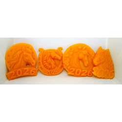 Plaketa kone - včeli vosk , rozmer 70 x 70 mm váha spolu 70 g