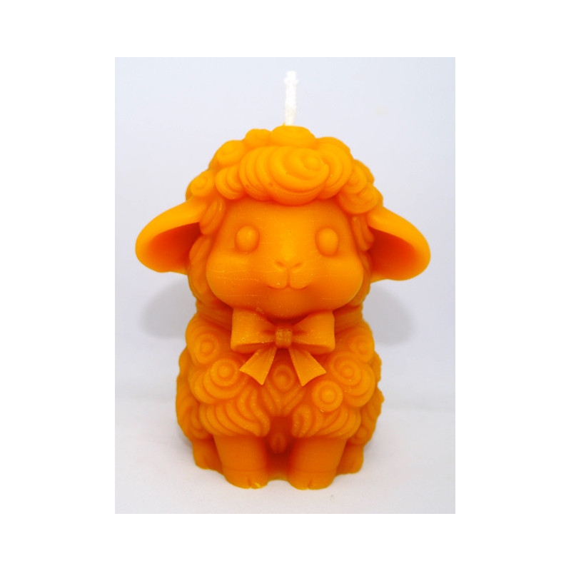 Baranček s motýlikom - sviečka včelí vosk - rozmer 95 x 80 x 75 mm,  váha 220 g