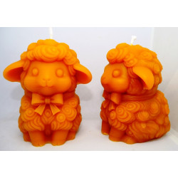 Baranček s motýlikom - sviečka včelí vosk - rozmer 95 x 80 x 75 mm,  váha 220 g