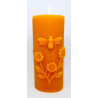 Sviečka valec s včielkou a kvetinkou - obojstranná - včelí vosk - rozmer 105 x 45 mm, váha 165 g, forma 16 €