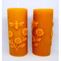 Sviečka valec s včielkou a kvetinkou - obojstranná - včelí vosk - rozmer 105 x 45 mm, váha 165 g, forma 16 €