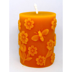 Sviečka s včielkou a kvetinkami - valec - včelí vosk - rozmer 70 x 50 mm, váha 125 g, forma 14 €