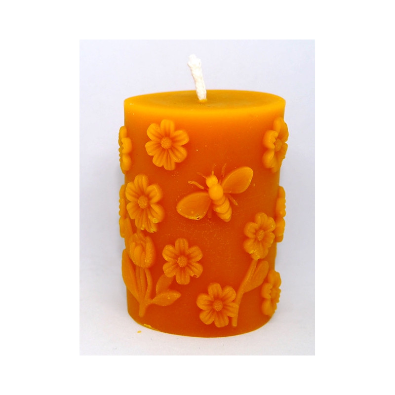 Sviečka s včielkou a kvetinkami - valec - včelí vosk - rozmer 70 x 50 mm, váha 125 g, forma 14 €