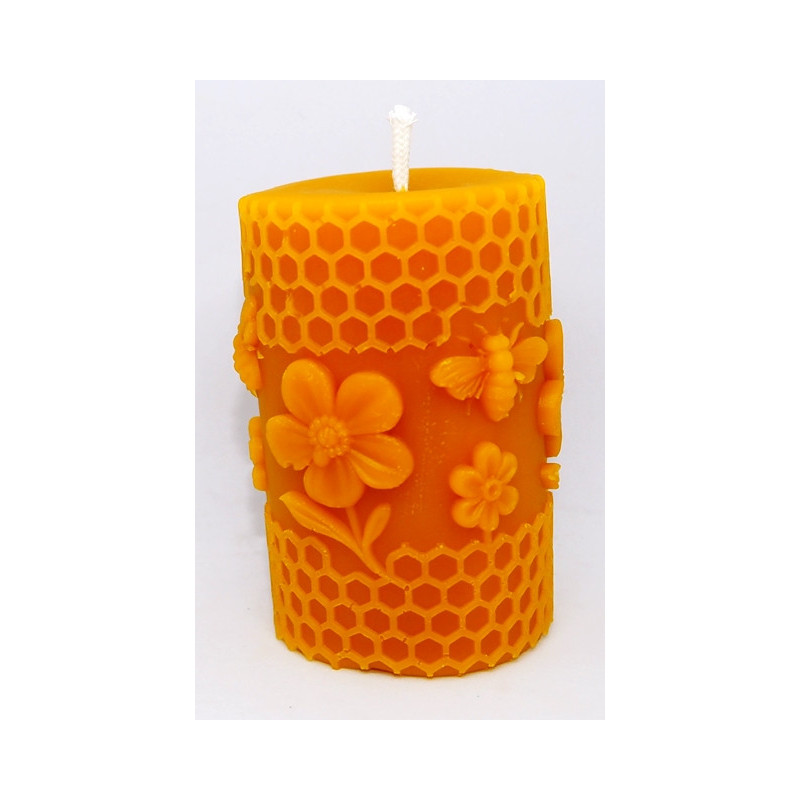 Sviečka - včelí vosk - valec kvetinky s včielkami , rozmer 80 x 50 mm, váha160 g,forma 18 €