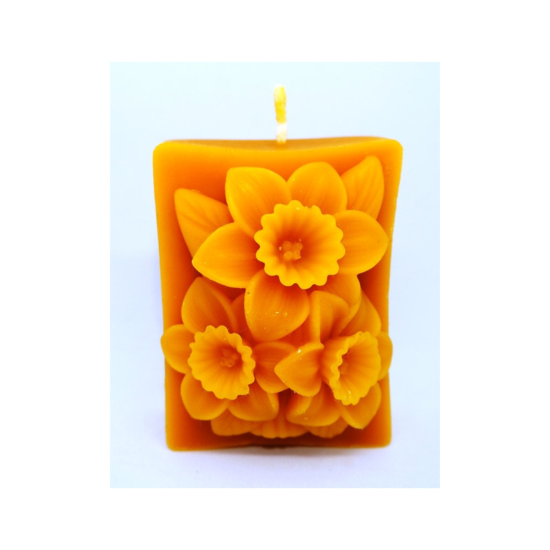 Kvety narcis - sviečka -  včelí vosk , rozmer 75 x 55 x50 mm, váha 130 g, forma 16 €