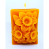 Kvety narcis - sviečka -  včelí vosk , rozmer 75 x 55 x50 mm, váha 130 g, forma 16 €
